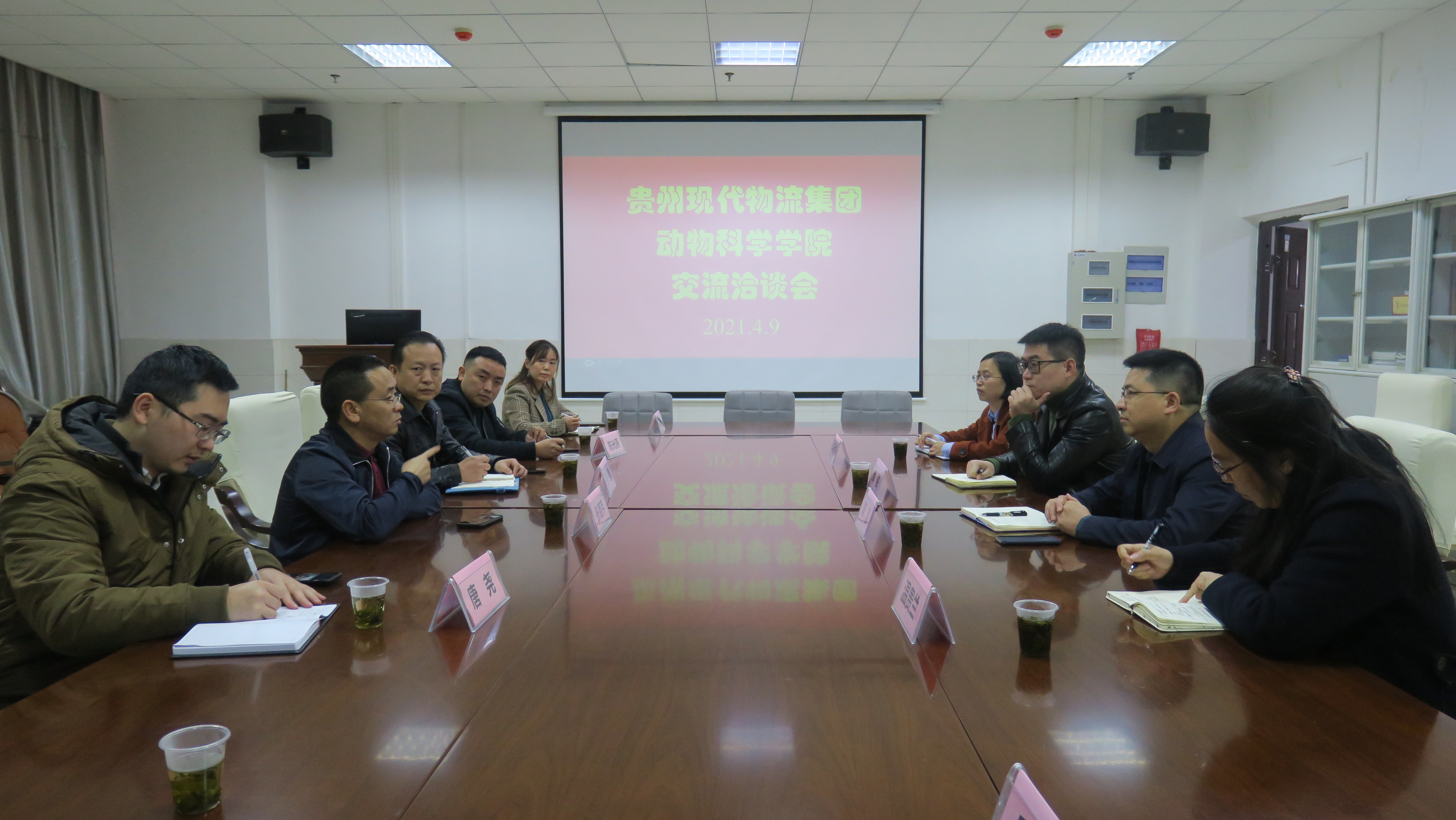 貴州現代物流產業集團副總經理張德芹一行到貴州大學動物科學學院推動